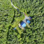 vue aérienne de la propriété avec terre à bois à vendre