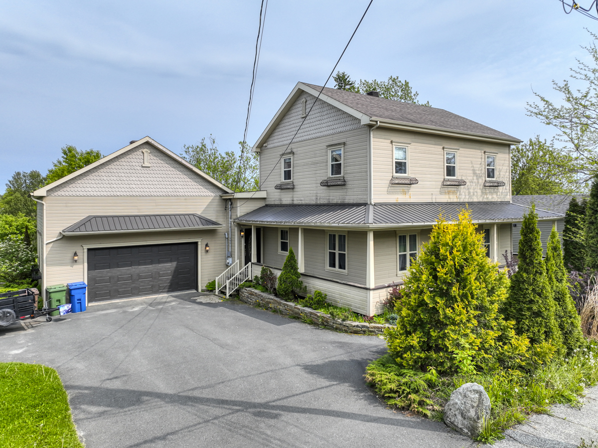 Grande maison rénovée à vendre à Beaulac-Garthby | Proche du Lac Aylmer, garage double et immense terrain